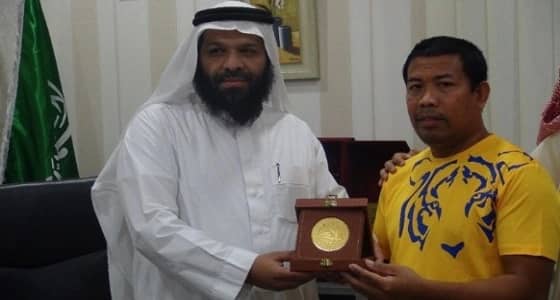 شاهد المكتب التعاوني للدعوة والإرشاد يكرم الفلبيني داوود نظير إنقاذه مسنًا بجدة