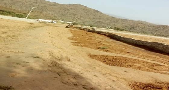 بالصور.. ردم المستنقعات التي خلفتها الأمطار في هروب