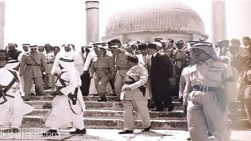 صورة نادرة للملك سعود خلال زيارته للقدس الشريف في شهر رمضان