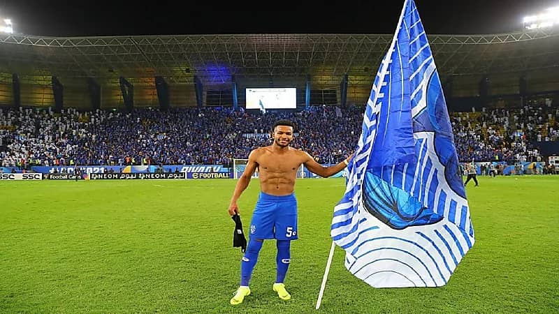 فيديو..البليهي يرفع علم الهلال وسط مرسول بارك