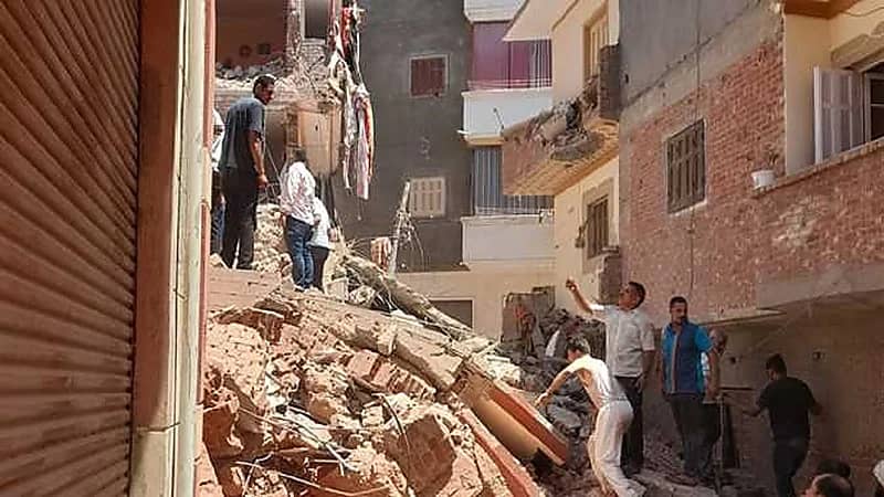 لحظة انهيار عقار مأهول بالسكان في مصر..فيديو