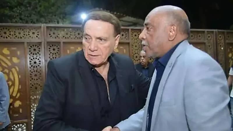 مصافحة الكثيرين لشبيه عادل إمام من عزاء شيرين سيف النصر .. فيديو