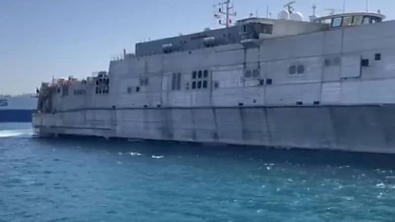 بالفيديو.. وصول سفينة إجلاء أمريكية على متنها 308 شخصًا إلى ميناء جدة