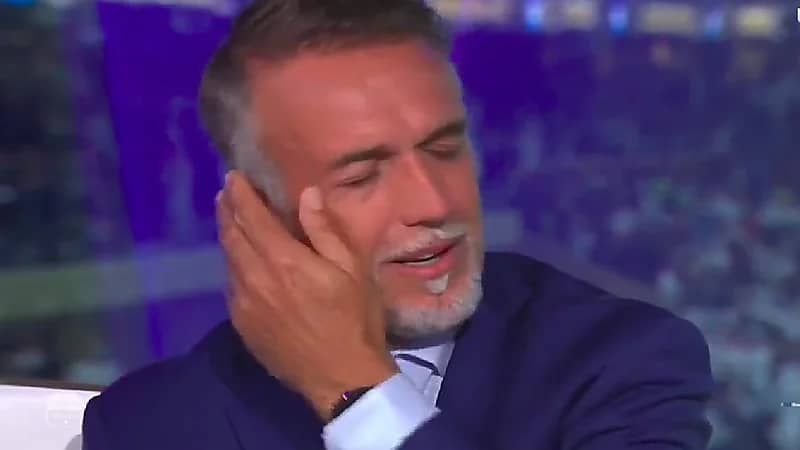 شاهد .. تأثر وبكاء باتيستوتا في الاستوديو التحليلي بعد فوز الأرجنتين بكأس العالم