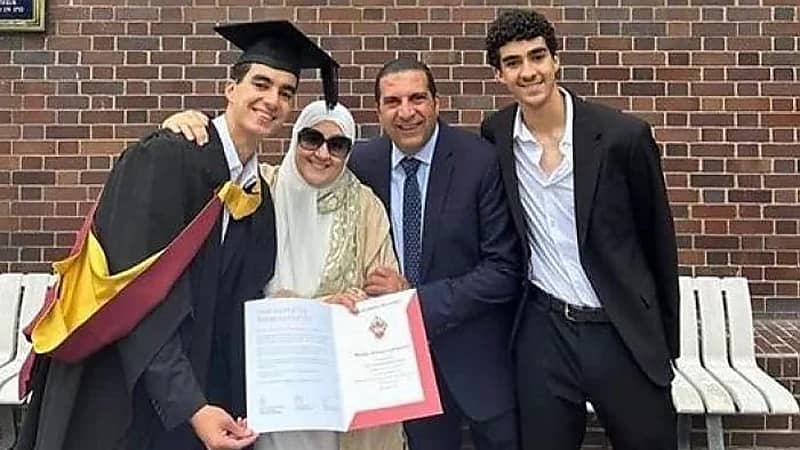 انتقادات واسعة لداعية مصري بعد تخرج نجله من جامعة في بريطانيا .. فيديو