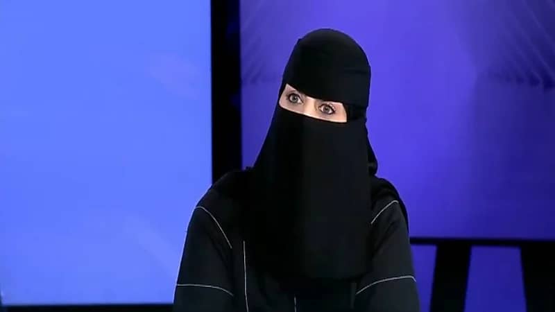 بالفيديو.. فنانة تشكيلية تشارك غازي القصيبي "حديقة الغروب"