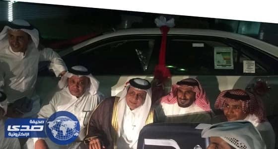 بالصور.. معلمون يهدون مديرهم سيارة كامري في حفل تقاعده بجدة