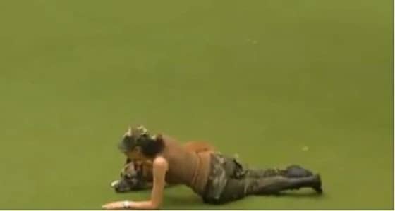 بالفيديو.. عرض مبهر لكلب مع مدربته أثناء اكتشاف قنبلة