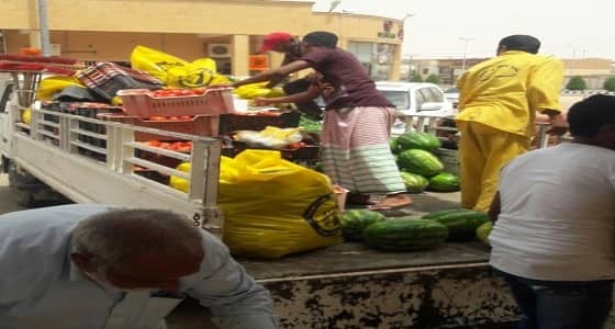 حملة أمنية تضبط عدد من المخالفين في سوق الخضار بالمزاحمية