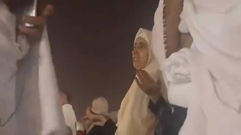 شاهد.. لقطات إيمانية من أعلى جبل الرحمة في صعيد عرفات