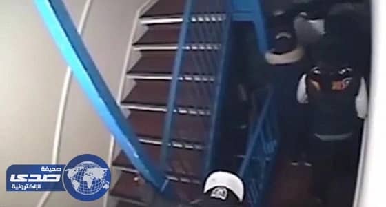 بالفيديو.. أب يشاهد ابنه يموت طعنا في مشاجرة