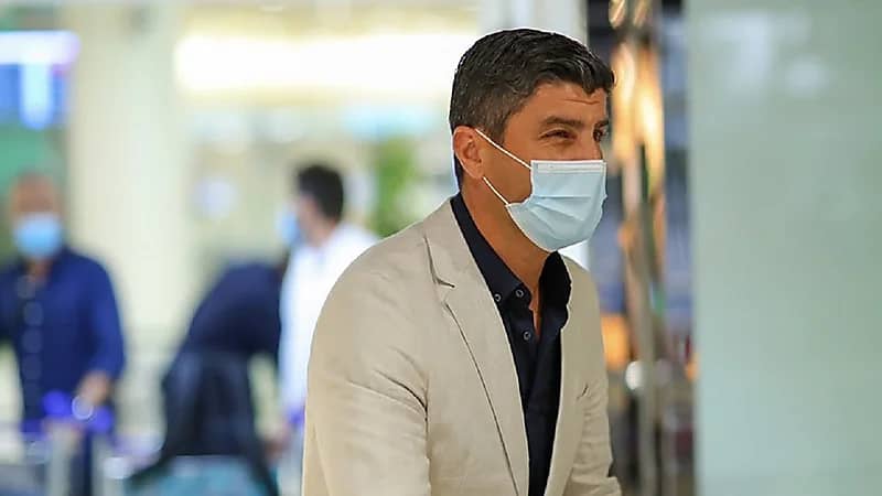 بالصور .. مدرب النصر الجديد يصل الرياض