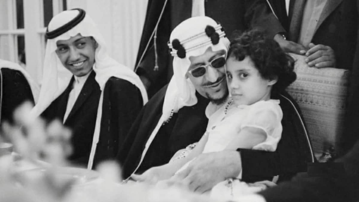 صورة نادرة للملك سعود مع ابنته الأميرة دلال في حفل ببوسطن عام 1962