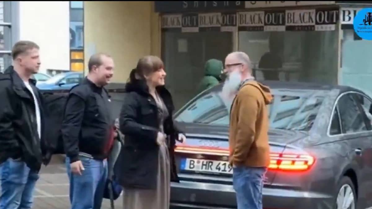 زعيمة يسارية ألمانية تثير الجدل بقيادتها سيارة ملوثة للبيئة .. فيديو