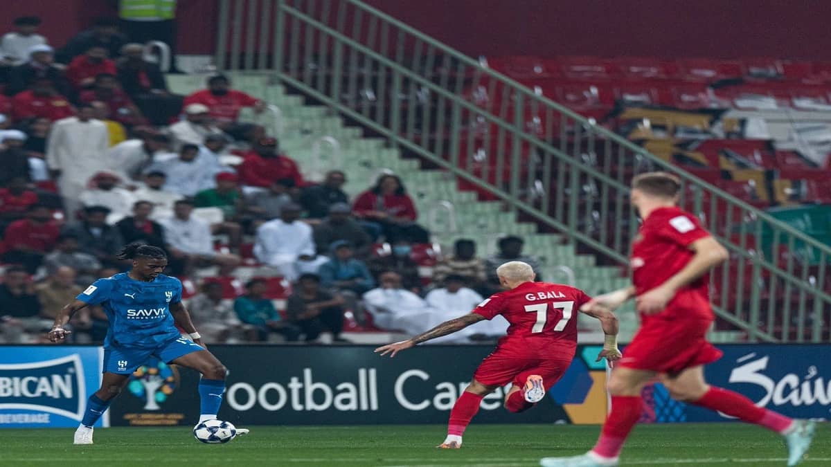 التعادل يحسم مواجهة الهلال وشباب الأهلي الإماراتي
