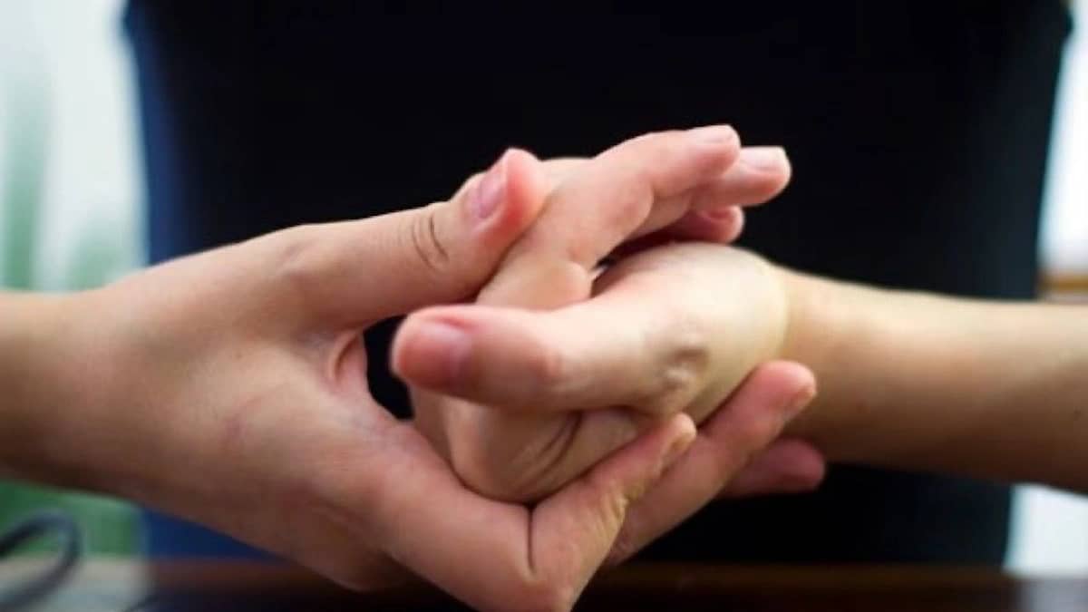 خبراء الروماتيزم : طرقعة المفاصل عادة شائعة ولا تسبب الخشونة