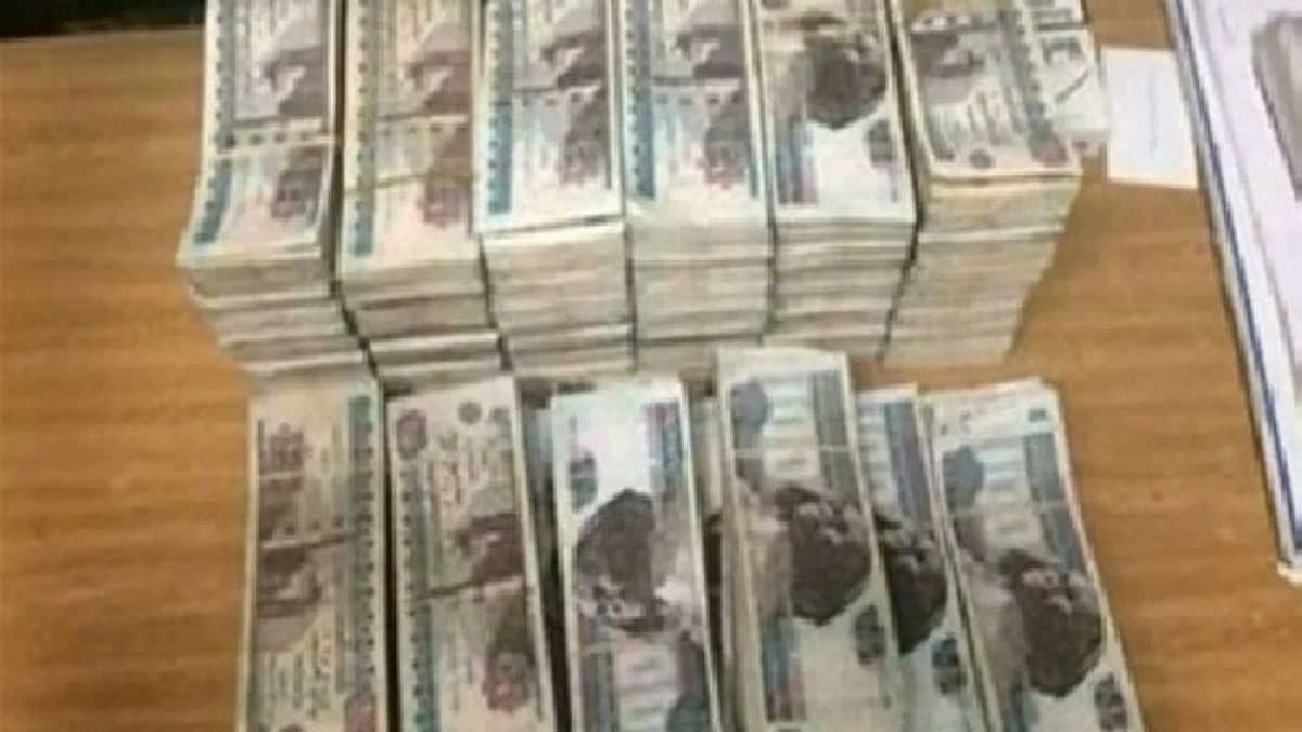 زوجة تخفي مبلغًا هائلًا في الفرن لمنع زوجها من العودة لطليقته