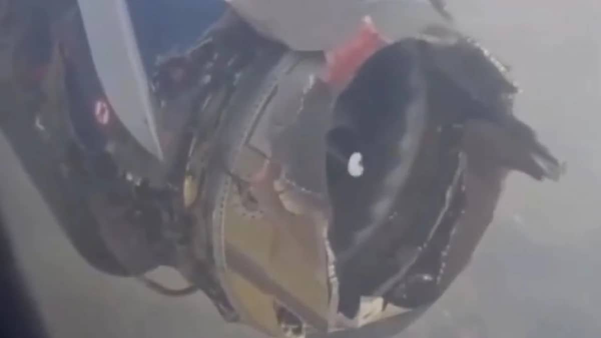 لحظة هبوط اضطراري لطائرة  في نيجيريا بعد تعطل محرك .. فيديو