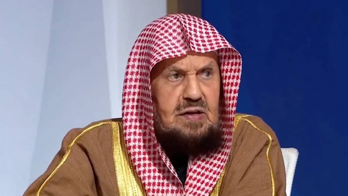 الشيخ المنيع يوضح حكم الأضحية بالغنم المخروقة الأذن .. فيديو