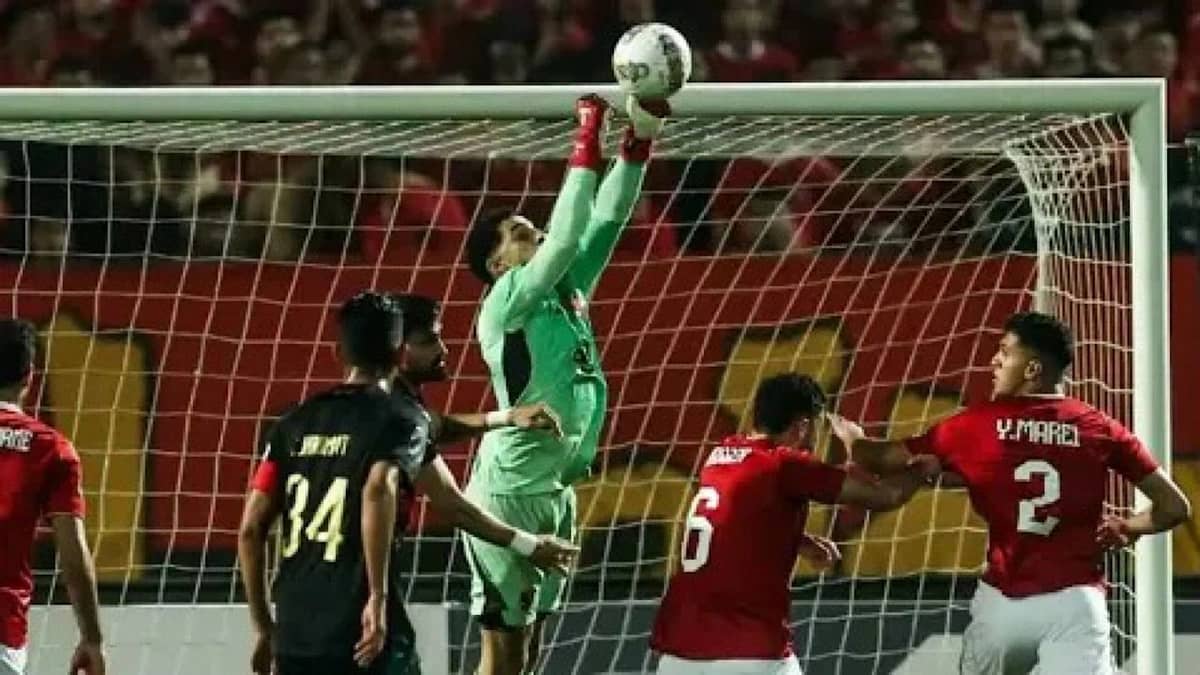 قذف قوارير جماعي بين جماهير الأهلي المصري والجيش الملكي المغربي ..فيديو