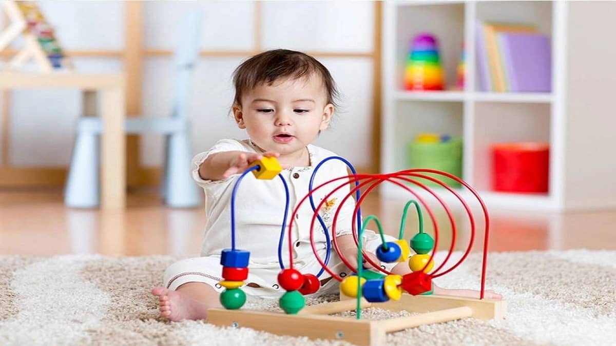 مهارات لابد أن يتعلمها الطفل قبل عمر سنة.. فيديو