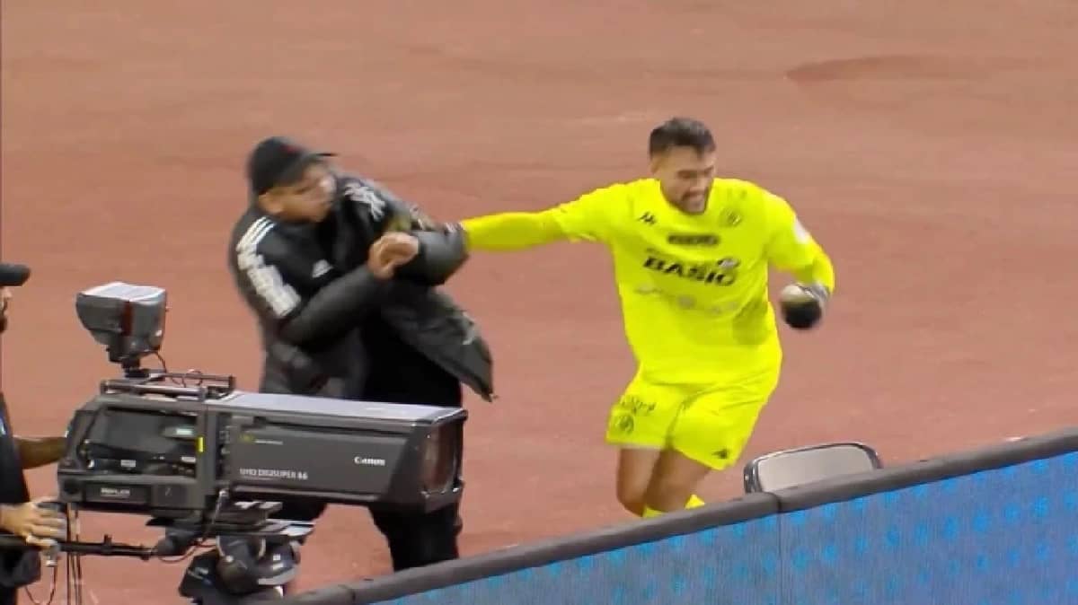 حارس الخلود يقدم اعتذاراً لحامل الكرة.. فيدييو