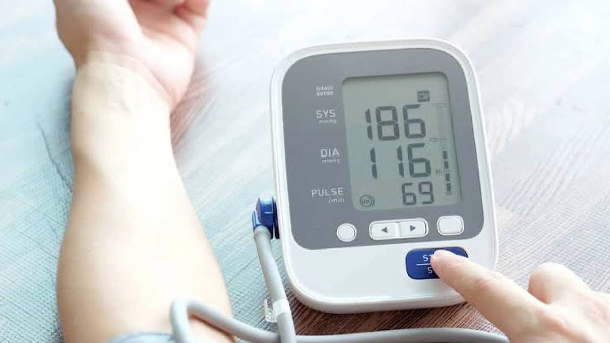 أطباء يحذرون من 5 مشروبات تؤثر على علاج ضغط الدم