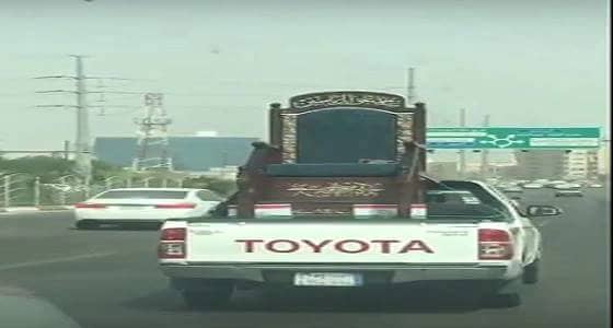 بالفيديو.."كرسي" يحمل علم إيران بشوارع الاحساء