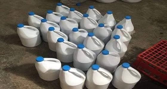 مصادرة 54 ألف عبوة تنظيف داخل مصنع مخالف بالمدينة