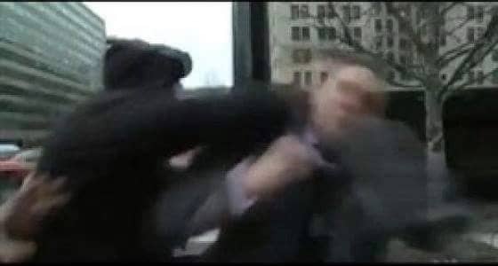 بالفيديو.. ملثم يوجه لكمة قوية لاحد مؤيدي ترامب خلال مقابلة على الهواء