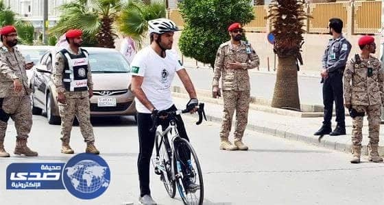 بالصور..رحالة سعودي يتوجه للحد الجنوبي  قاطعا 1300 كلم بدراجته الهوائية وفاء لمصابي القوات المسلحة