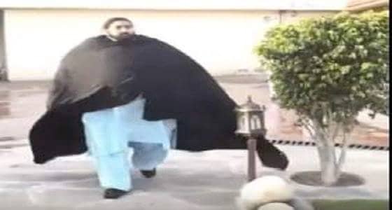 بالفيديو ..هالك باكستان يحمل جرار بيد واحدة ويتناول 2 كيلو لحم في واجبة واحدة