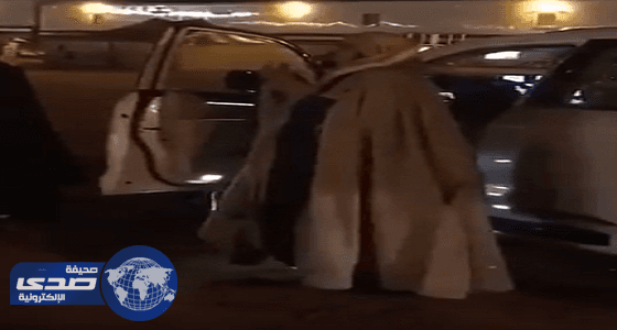 بالفيديو.. عبدالعزيز بن فهد يوقف سيارته ويترجل  أثناء هطول الأمطار ليرفع يده بالبكاء