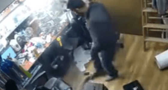 بالفيديو..لحظة انفجار "آيفون 7" واشتعال النار في يد رجل