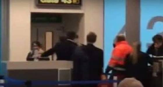 بالفيديو:راكبة فاتتها الطائرة ..فعاقبت موظفة المطار !!