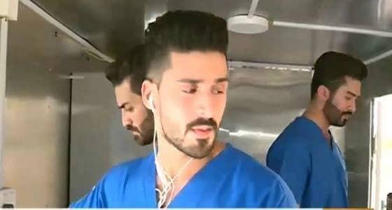 بالفيديو ..طلاب طب يعملون في شاحنة طعام بجدة