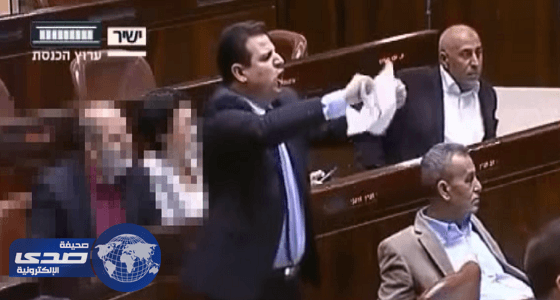 بالفيديو...نائب عربي يمزق ورقة اقتراح قانون منع الآذان خلال جلسة في الكنيست