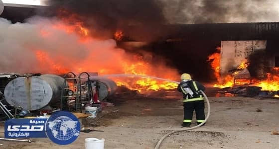 بالصور.. مدني الجوف يسيطر على حريق مستودعين بسكاكا