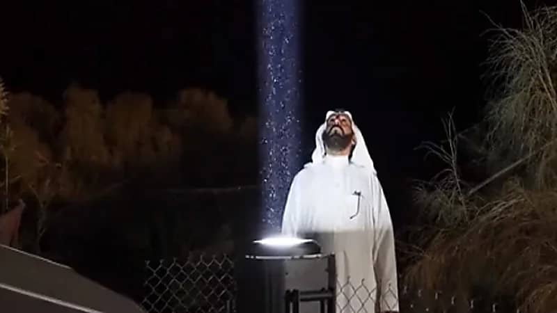 بالفيديو.. إنارة موارد المياه في صحراء النفود بالليزر لإرشاد التائهين