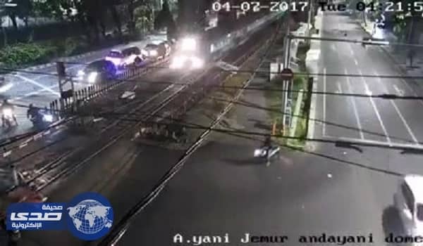 بالفيديو.. نجاة سيدة وطفلها من الدهس بطريقة مدهشة