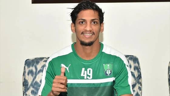 " الزين " .. لاعب وسط الأهلي يعود للظهور مجددا بعد إبعاد 14 جولة