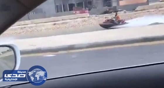 بالفيديو.. شاب يتنقل بدراجة مائية في الشوارع وسط مياه الأمطار