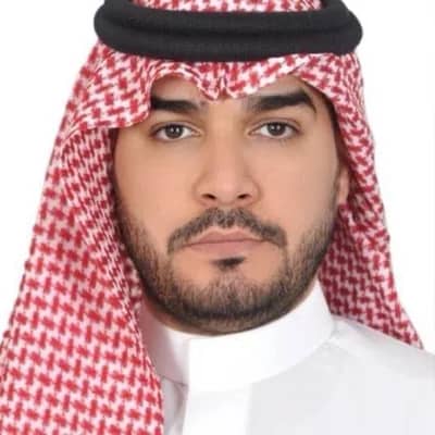 شمعة تضيء العقول وقلب يحضن الأجيال