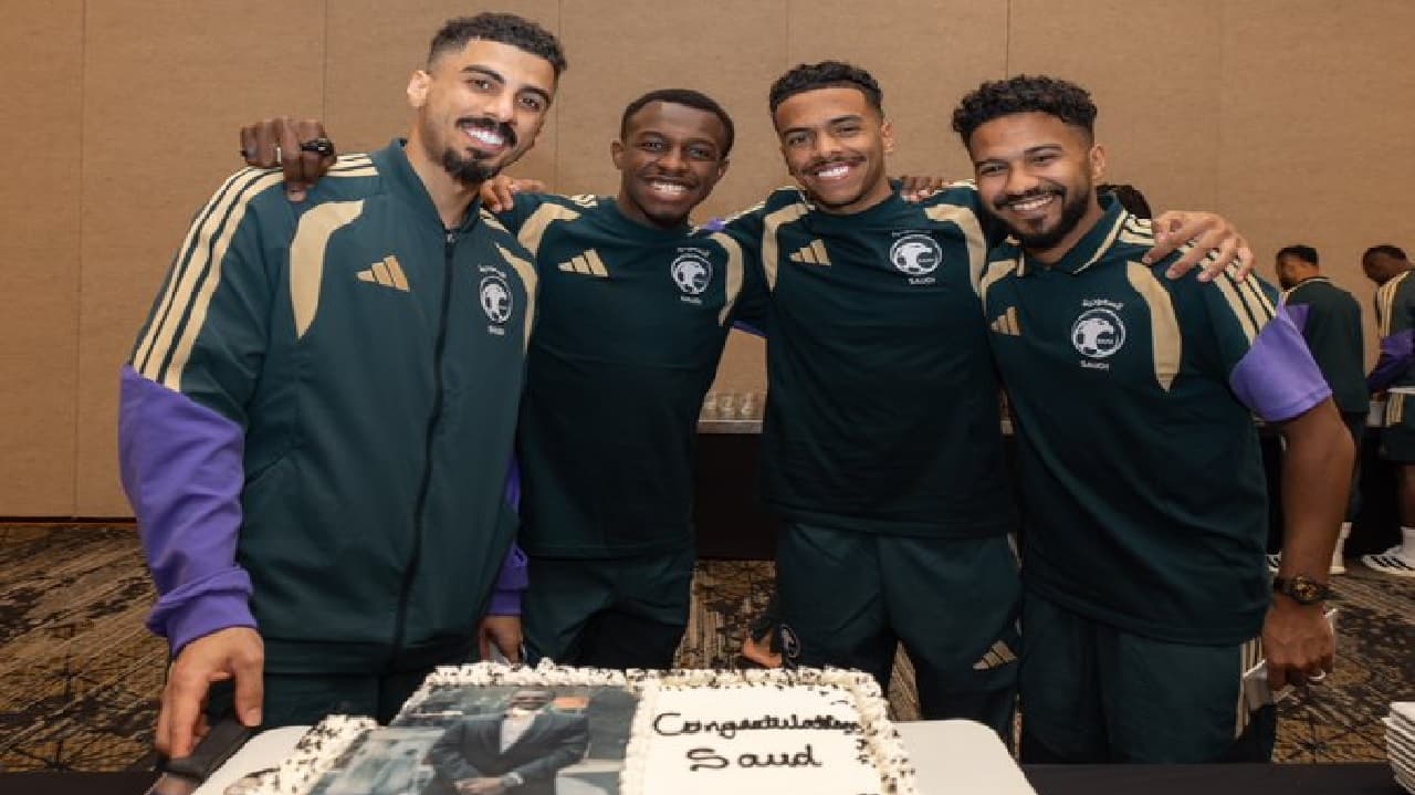 لاعبو الأخضر يحتفون بعريس المنتخب.. صور