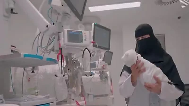 بالفيديو .. قصة قابلة تروي أبرز لحظات عاشتها في غرفة الولادة