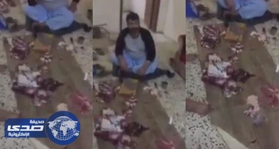 بالفيديو.. مواطن يكشف تجهيز عمالة باكستانية لحم " حمار "