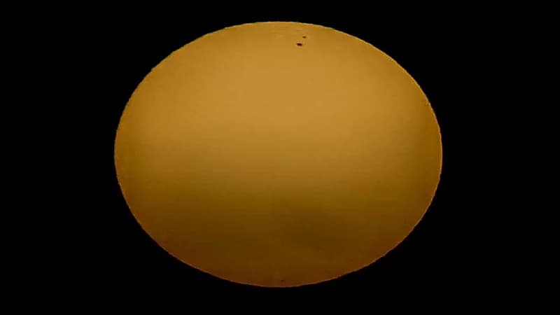 رصد بقع شمسية نشطة في سماء عرعر مساء اليوم