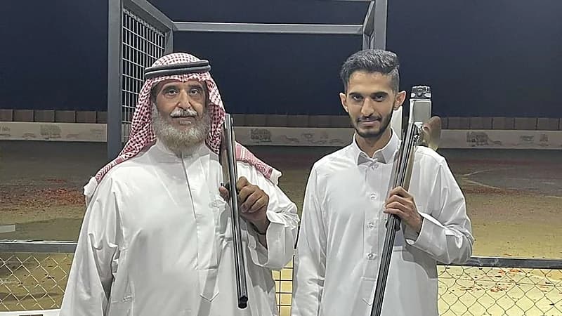 أب يخوض تحدي مع ابنه في رماية الأطباق الطائرة