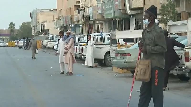 شاهد.. عمالة على الأرصفة تبيع التأشيرات وعامل مزارع يعمل "سباكا" 