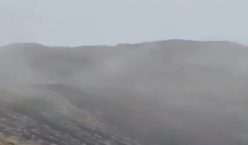 شاهد.. جبال جازان تعانق الضباب 